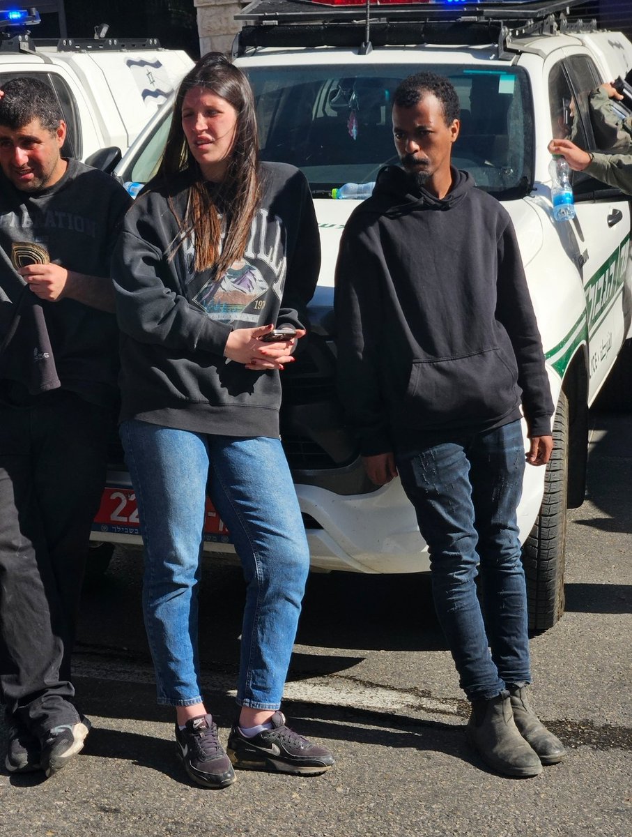 תראו איזה קטע, 
בבוקר בהפגנה מול הכנסת עם שלט "הגעתם לקו האדום שלנו" כאחת המפגינות, 
ואחר הצהריים עם הבלשים של משטרת מחוז ירושלים מול המפגינים ליד בית ראש הממשלה כאחת הבלשיות.