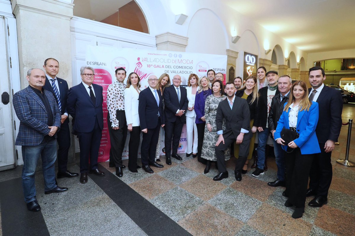 AyuntamientoVLL's tweet photo. 👗 @FECOSVA celebra su 17ª Gala del Comercio ‘Valladolid de Moda’.
23 establecimientos de la ciudad participan en una velada presentada por la actriz y presentadora @BelindaWB.
El alcalde, @JesusJCarnero, entrega el ‘Premio Escaparate’ a @CeltasCortos.
#VadeModa
@TCalderonVLL https://t.co/6rP2Lj78rs