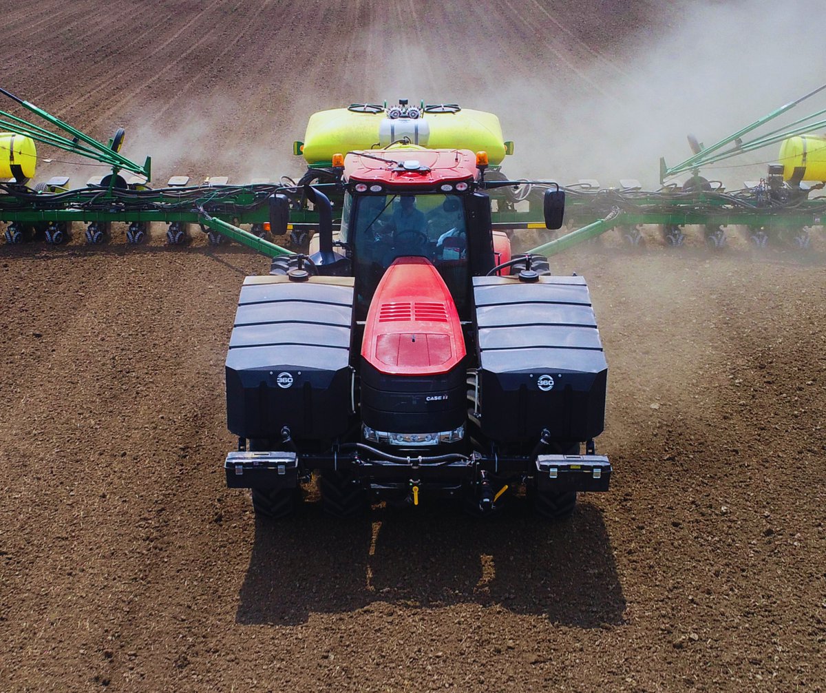 360_YIELD's tweet photo. At 360, we like to keep things efficient by making the most of the planting pass! 
✅We apply nitrogen with the planter using 360 BANDIT and 
✅ Starter fertilizer with the planter using 360 WAVE
So how do we carry all that liquid? With 360 TANKS!
https://t.co/nRYTJfkzc3 https://t.co/2j4MvM4ZmA
