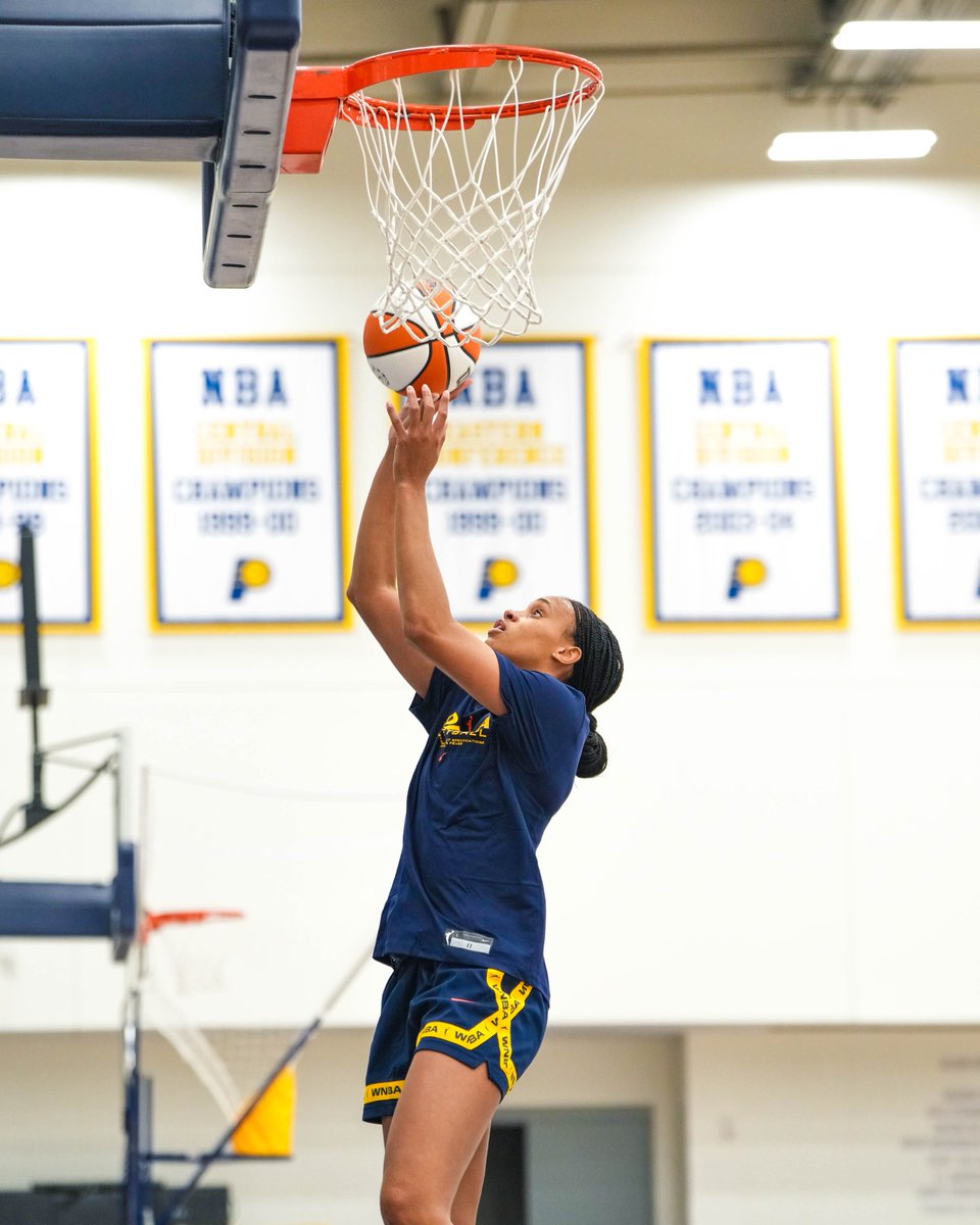IndianaFever's tweet photo. in the lab with Brianna Turner and Caitlin Clark 🧪 https://t.co/6Uq9lZVIN4