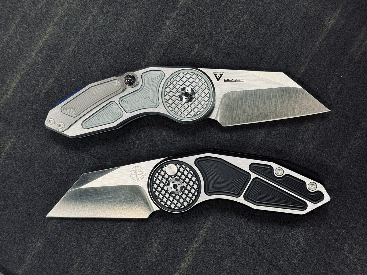 KnifeworksInc's tweet photo. Carry Outside the Box with these Begg Micro Burst Button Locks! Such a Unique Design, VG-10 Blade Steel & Aluminum Handles! Both Models are In Stock & Ready to Ship! https://t.co/gNdGDazm2I
#knifeworks #knifeworksinc #begg #beggknives #beggknife #knives https://t.co/aO9B3sA9Ia