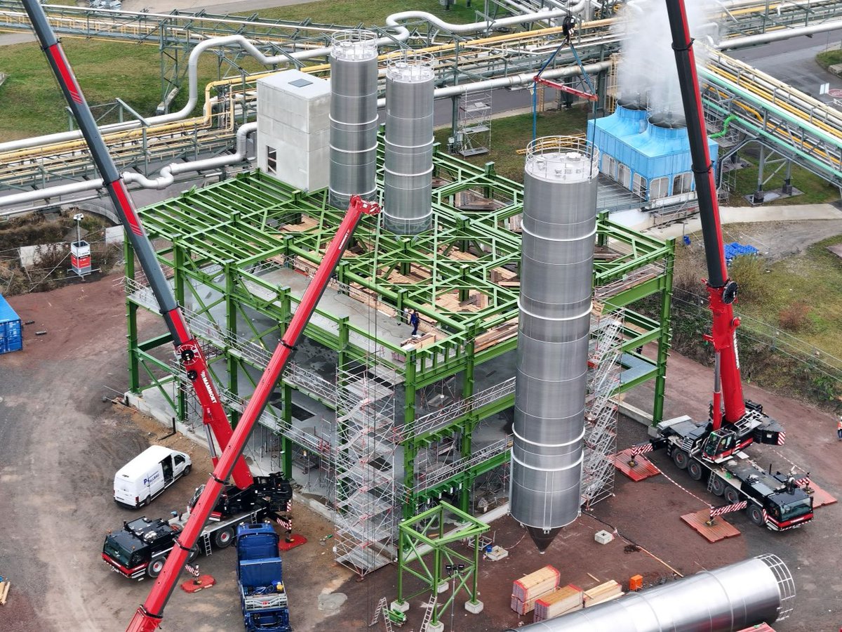 mammoetglobal's tweet photo. Update on the construction of TOPAS Advanced Polymers' new cyclo-olefin copolymer (COC) plant in #Leuna, Germany!

Recently, #Mammoet successfully and safely completed the heavy lifts and installations of twelve silos just in time, directly after delivery. https://t.co/nQ9lNVvbPx