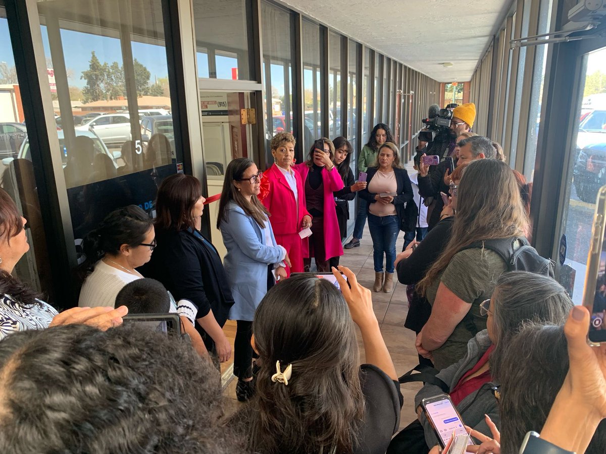 ConsulMexAlb (@consulmexalb) on Twitter photo 📢 <a href="/ConsulMexAlb/">ConsulMexAlb</a> celebra la apertura de la nueva oficina de Border Network for Human Rights (<a href="/border_human/">Border Network for Human Rights (BNHR)</a>)en #Abq, un logro que refuerza el acceso a información y derechos para nuestra comunidad migrante.
🤝 A través de una colaboración constante, trabajamos juntos para 📢 <a href="/ConsulMexAlb/">ConsulMexAlb</a> celebra la apertura de la nueva oficina de Border Network for Human Rights (<a href="/border_human/">Border Network for Human Rights (BNHR)</a>)en #Abq, un logro que refuerza el acceso a información y derechos para nuestra comunidad migrante.
🤝 A través de una colaboración constante, trabajamos juntos para