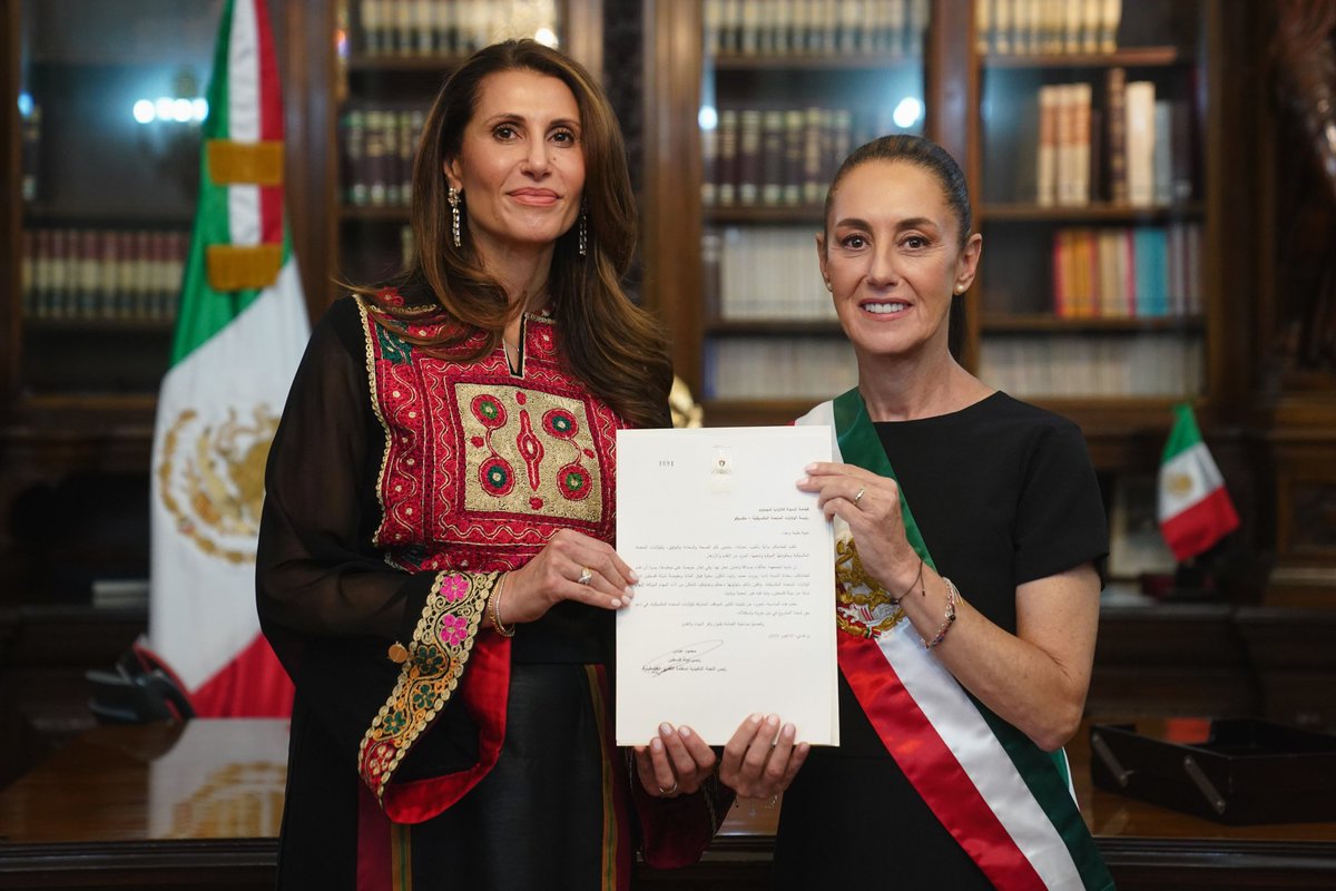 Embajada del Estado de Palestina en México (@palestinemx) on Twitter photo La Embajadora Nadya Rasheed tuvo el honor de presentar a S. E. Dra. <a href="/Claudiashein/">Claudia Sheinbaum Pardo</a> las Cartas Credenciales que le acreditan como Embajadora del Estado de Palestina.
La Embajadora expresó la gratitud del pueblo y gobierno de 🇵🇸 por la defensa de los valores humanos por parte de 🇲🇽 La Embajadora Nadya Rasheed tuvo el honor de presentar a S. E. Dra. <a href="/Claudiashein/">Claudia Sheinbaum Pardo</a> las Cartas Credenciales que le acreditan como Embajadora del Estado de Palestina.
La Embajadora expresó la gratitud del pueblo y gobierno de 🇵🇸 por la defensa de los valores humanos por parte de 🇲🇽