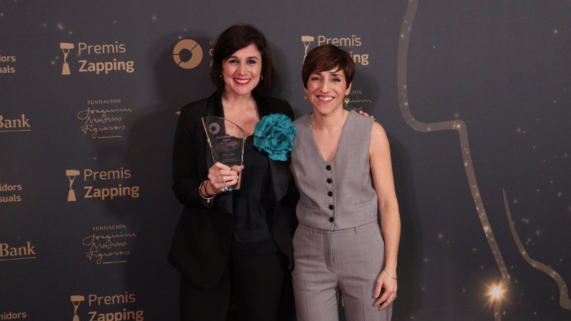 laxarxa's tweet photo. 🏆El Premi Commemoratiu dels #30PremisZapping ha estat per @beteve  en reconeixement als 3️⃣0️⃣anys de trajectòria i dedicació a Barcelona i als seus professionals que apropen les històries quotidianes i notícies a la ciutadania
🎂Per molts anys més!
💪La força de la comunicació local
