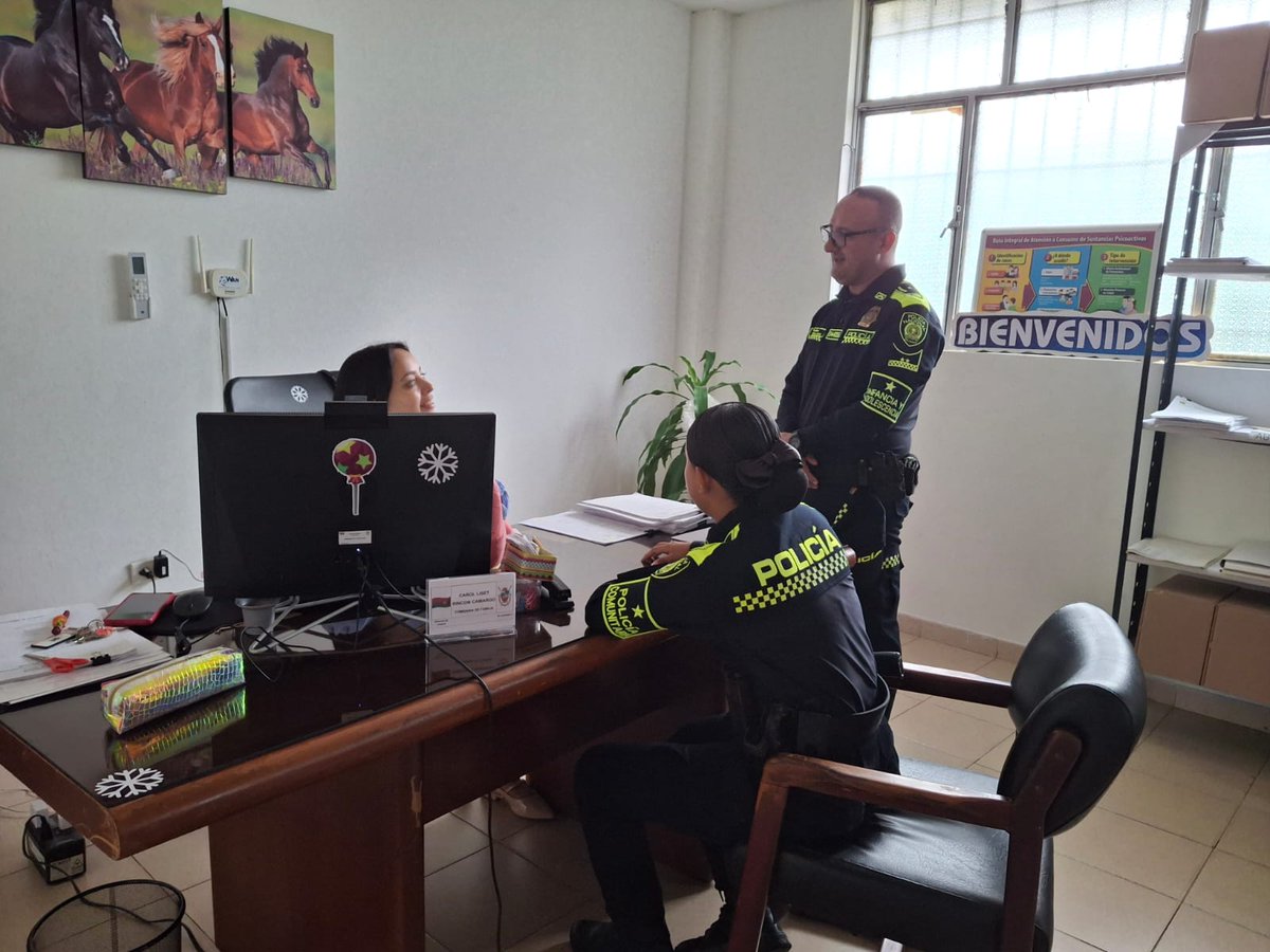 PoliciaCasanare's tweet photo. #Trinidad, la Policía de Infancia y Adolescencia con policía comunitaria, lleva oferta institucional y brinda acompañamiento a la comisaría de familia
#DiosYPatria #InfanciaSegura #EPAIS #juntosPorLaNiñez #ProteccionPonal https://t.co/rnR7yt8Bez