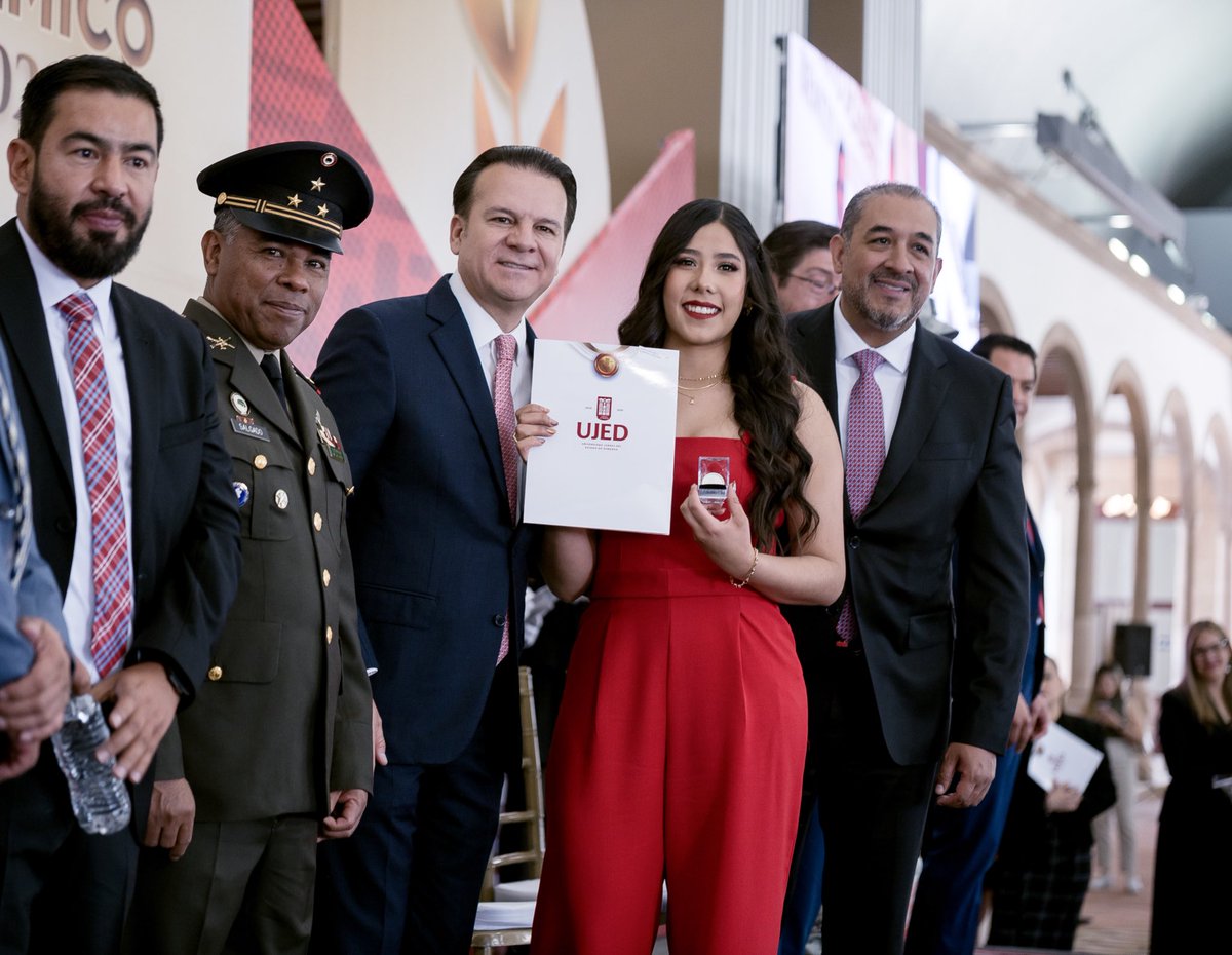 EVillegasV's tweet photo. ¡Ser universitario es un orgullo para toda la vida! 🎓🏅

Un honor participar en la entrega de las Medallas Benito Juárez 2025, reconociendo a estudiantes que han destacado por su esfuerzo y dedicación.

Junto al rector de la @UJED_Oficial, Ramón García, y el alcalde @josejoseantonio, celebramos su talento y compromiso. ¡Que ningún joven deje de soñar en grande! 🙌

¡Muchas felicidades! 🎉