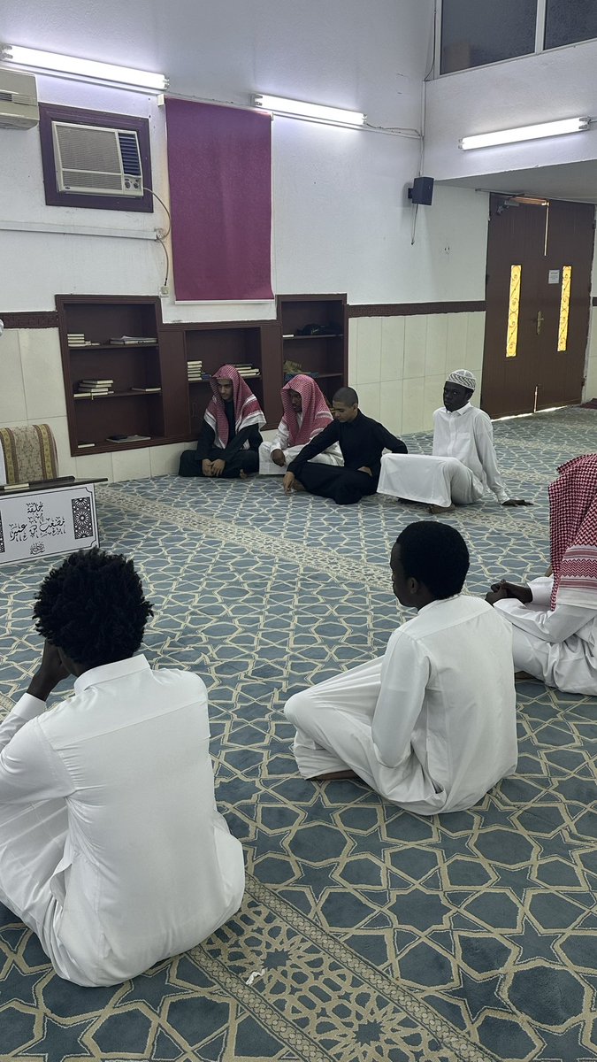Mhrah_mk's tweet photo. تقدم اليوم رئيس جمعية المهرة بالقرآن وعلومه الدكتور فيصل السلمي و مدير الشؤون التعليمية الاستاذ مسعود السلمي
بتكريم الطلاب المنضبطين حضوريًا للحلقات القرآنية خلال شهر رمضان المبارك و يأتي هذا التكريم دعمًا وتحفيزًا لأبنائنا الطلاب وعنوان شكرٍ لهم على اهتمامهم وانضباطهم https://t.co/hXbUndmiXL