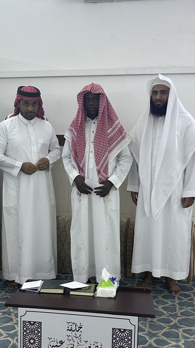 Mhrah_mk's tweet photo. تقدم اليوم رئيس جمعية المهرة بالقرآن وعلومه الدكتور فيصل السلمي و مدير الشؤون التعليمية الاستاذ مسعود السلمي
بتكريم الطلاب المنضبطين حضوريًا للحلقات القرآنية خلال شهر رمضان المبارك و يأتي هذا التكريم دعمًا وتحفيزًا لأبنائنا الطلاب وعنوان شكرٍ لهم على اهتمامهم وانضباطهم https://t.co/hXbUndmiXL