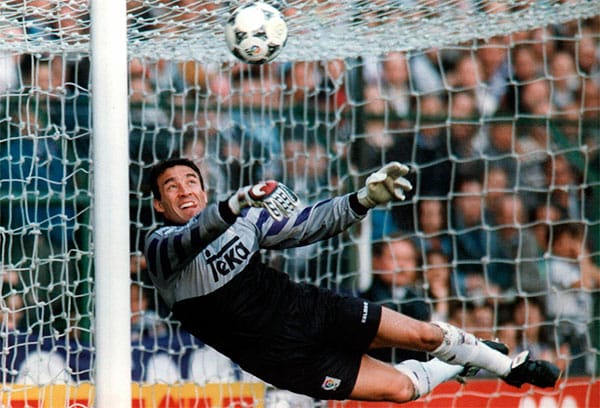 19 de marzo de 1995. Tal día como hoy de hace 30 años. Paco Buyo se convierte en el primer futbolista que alcanza los 500 partidos en Primera División. Temporada 1994-95, el Real Madrid de hace 30 años.
📸 Archivo Diario As.