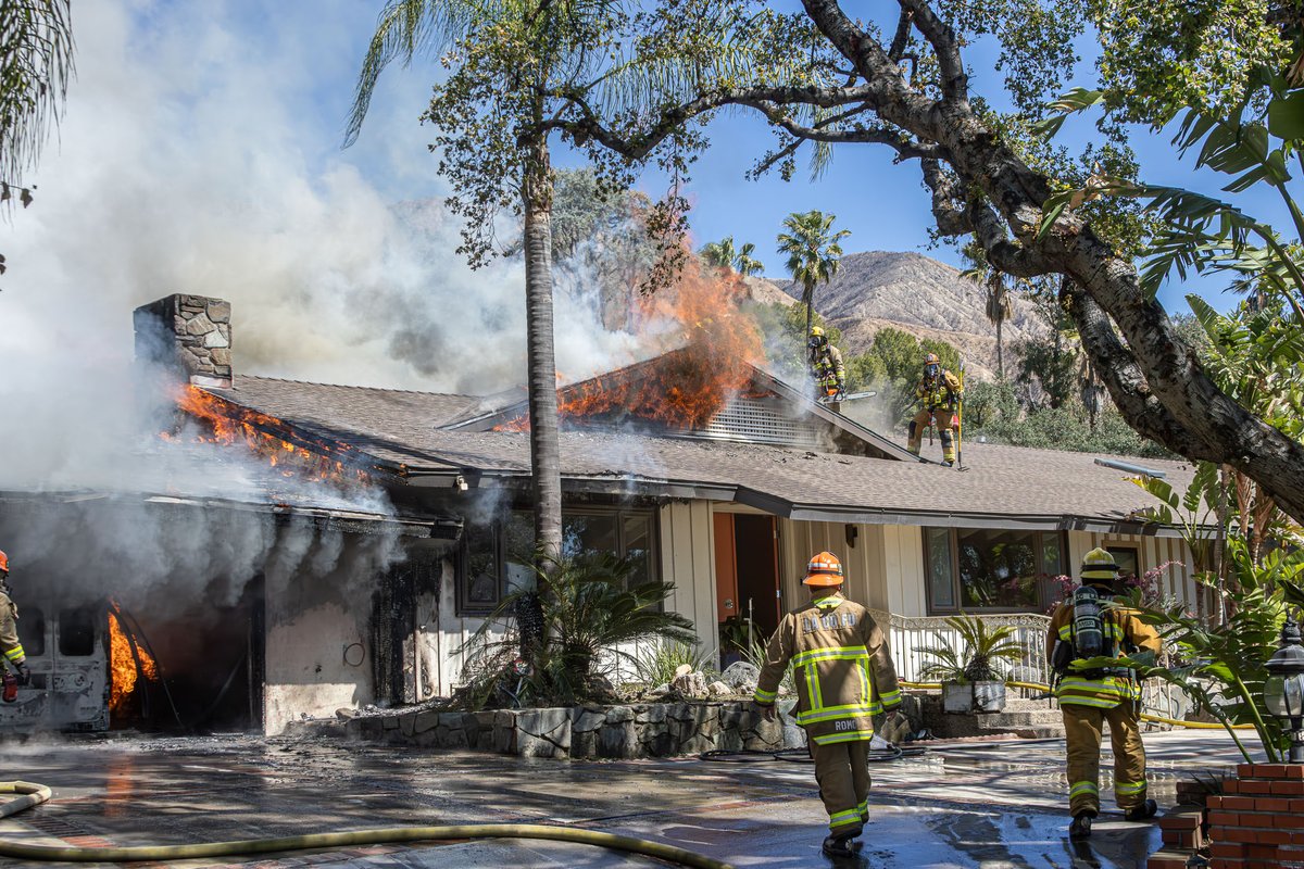 ShorealoneFilms's tweet photo. (1) PHOTOS from @PasadenaFD & @LACoFDPIO on scene of a residential fire @ 1585 Old House Rd in the city of #Pasadena #HEROS #PasadenaFD #LACoFd #ArcadiaFD 03-19-25 https://t.co/yBqyPrqkSy