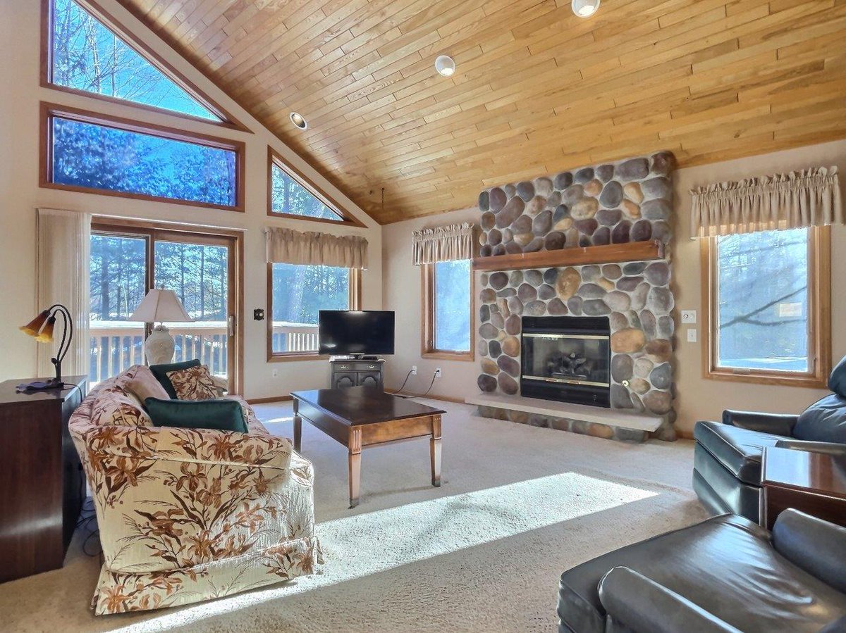 JDMisina's tweet photo. Escape to tranquility at this stunning condo in St Germain, WI! With access to 1,875 acres of water for fishing and boating, plus a cozy fireplace and granite kitchen counters, it's perfect for relaxation and adventure.🚤 Price down $20k🔥 https://t.co/vIP0HvC4Fm https://t.co/PoyocbjTBJ