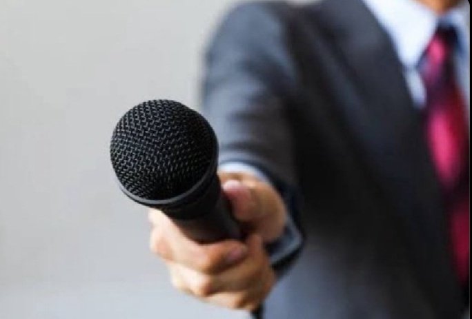 Step up to the mic and make your voice heard!. Whether it's sharing your story, pitching your idea, or inspiring others – the world is waiting for you to speak up. 

What’s your message today? 
Do you mind sharing, then let's engage! 

#SpeakUp #Confidence #engage #ShareYourVoice