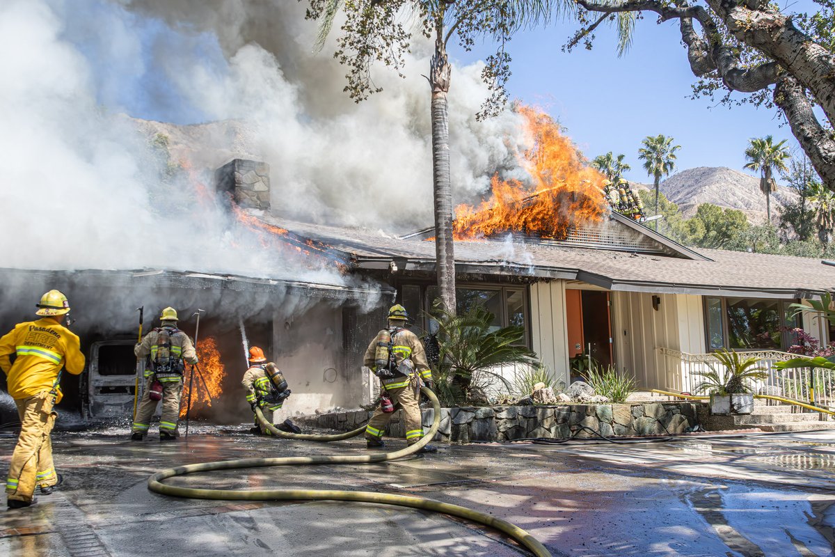 ShorealoneFilms's tweet photo. (2) PHOTOS from @PasadenaFD & @LACoFDPIO on scene of a residential fire @ 1585 Old House Rd in the city of #Pasadena #HEROS #PasadenaFD #LACoFd #ArcadiaFD 03-19-25 https://t.co/SdlqJCn2xr