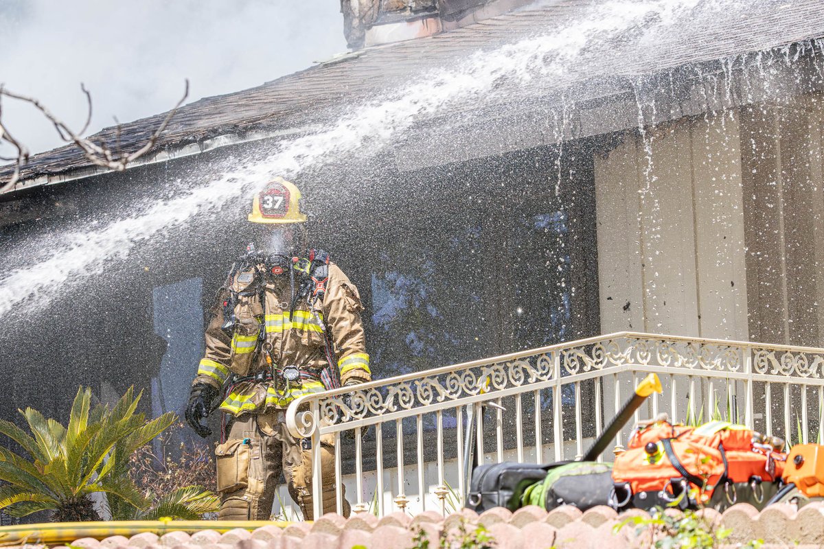 ShorealoneFilms's tweet photo. (2) PHOTOS from @PasadenaFD & @LACoFDPIO on scene of a residential fire @ 1585 Old House Rd in the city of #Pasadena #HEROS #PasadenaFD #LACoFd #ArcadiaFD 03-19-25 https://t.co/SdlqJCn2xr