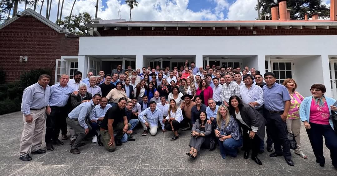 diegosubirada's tweet photo. Las viudas de la intervención del PJ, recargando energía al calor del oficialismo local #ConcentracióndePoder #Concentracióntotaldelpoder

Salta de pie ¡Vamos Salta!
 Hermoso encuentro junto a nuestro Gobernador y los líderes de toda la provincia.

Alianza Peronista Salteño https://t.co/l3CAIak1L0