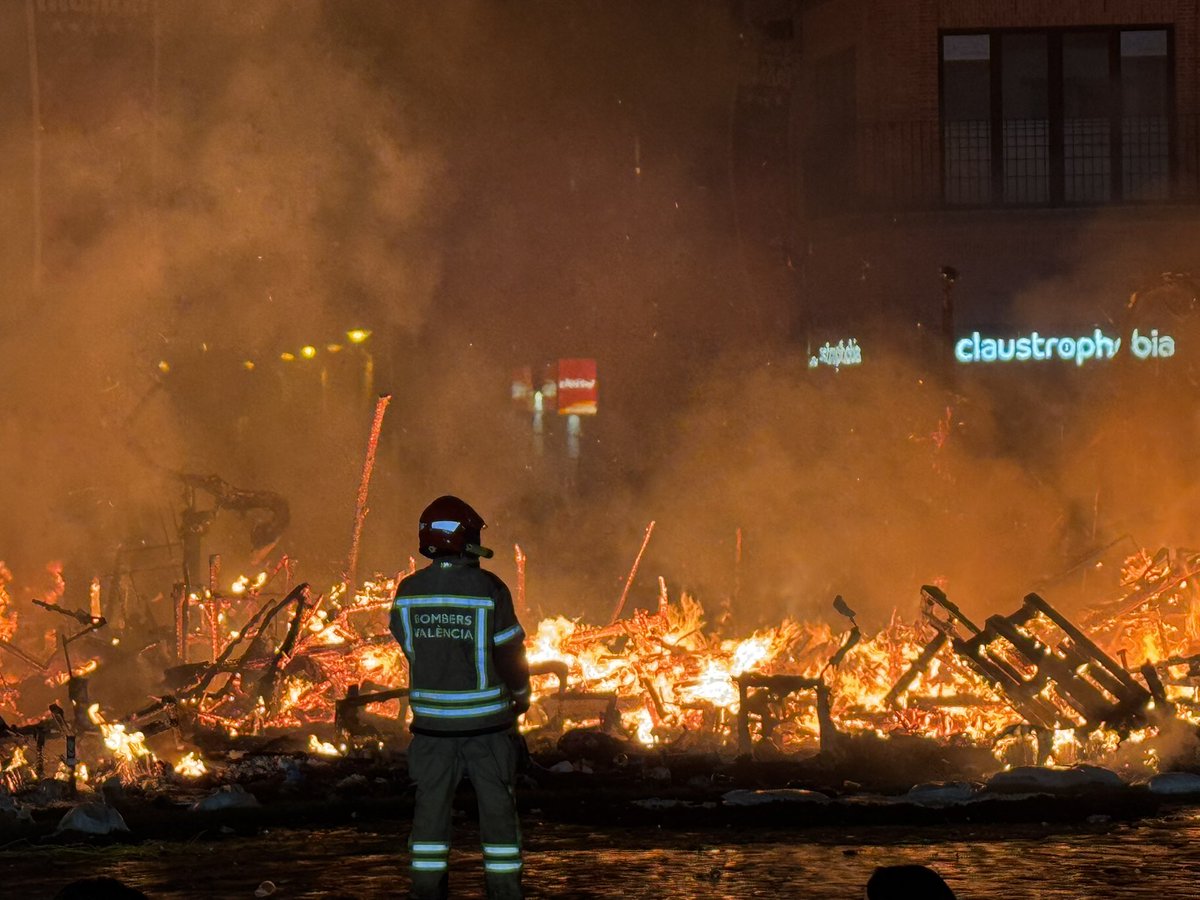 lLuuES's tweet photo. Principio, proceso y fin de la falla Na Jordana. Se acabaron las #fallas25 ❤️🩹 https://t.co/bW63lovqkT