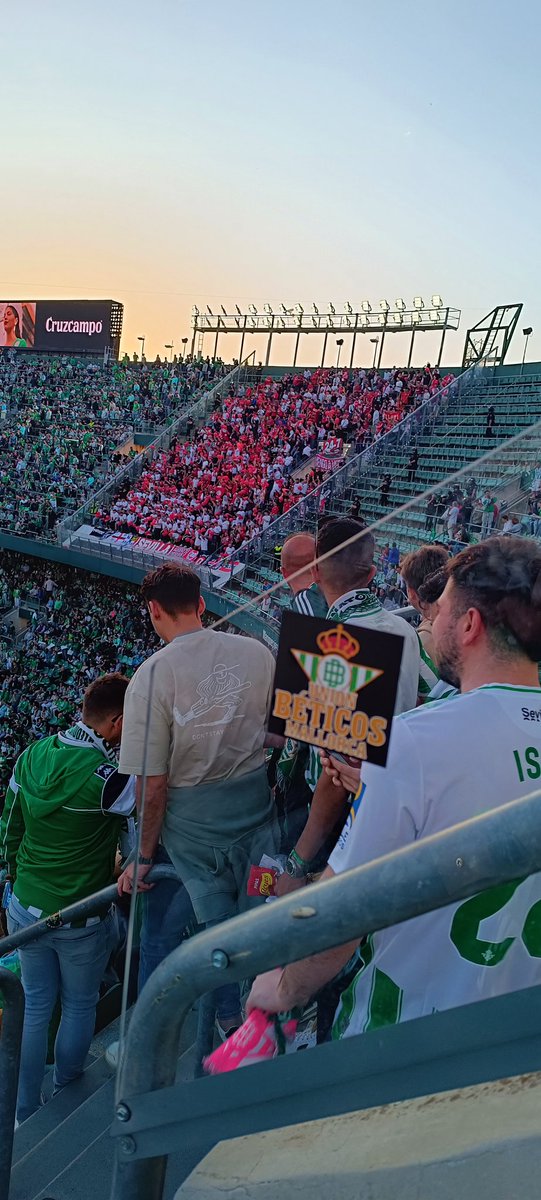 UBM2019's tweet photo. Es siempre el partido que sentimos más intensamente, que más béticos de la isla se desplazan y preparan con ganas ... Por ellos, por las 13 barras, por nuestra sangre verdiblanca... Aplasta Betis 💚 #GanasDeTi https://t.co/377wsI5esy