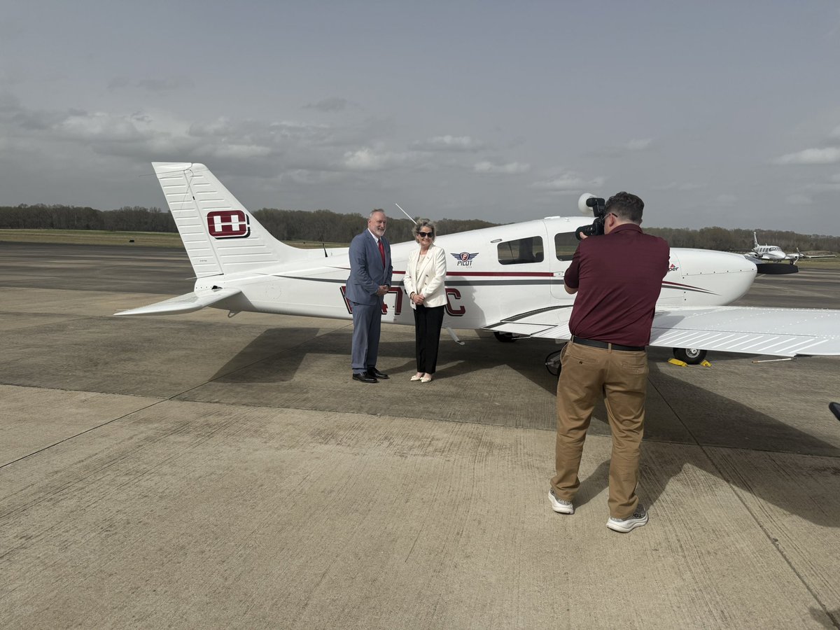OkraJones's tweet photo. Grateful for the continued support of @SenHydeSmith for @HindsCC &amp; our programs! Today, we unveiled the newest addition to our Commercial Aviation program, a Piper 100i. #AllInForHinds #BuildUpMS https://t.co/G1XAn9fVTn