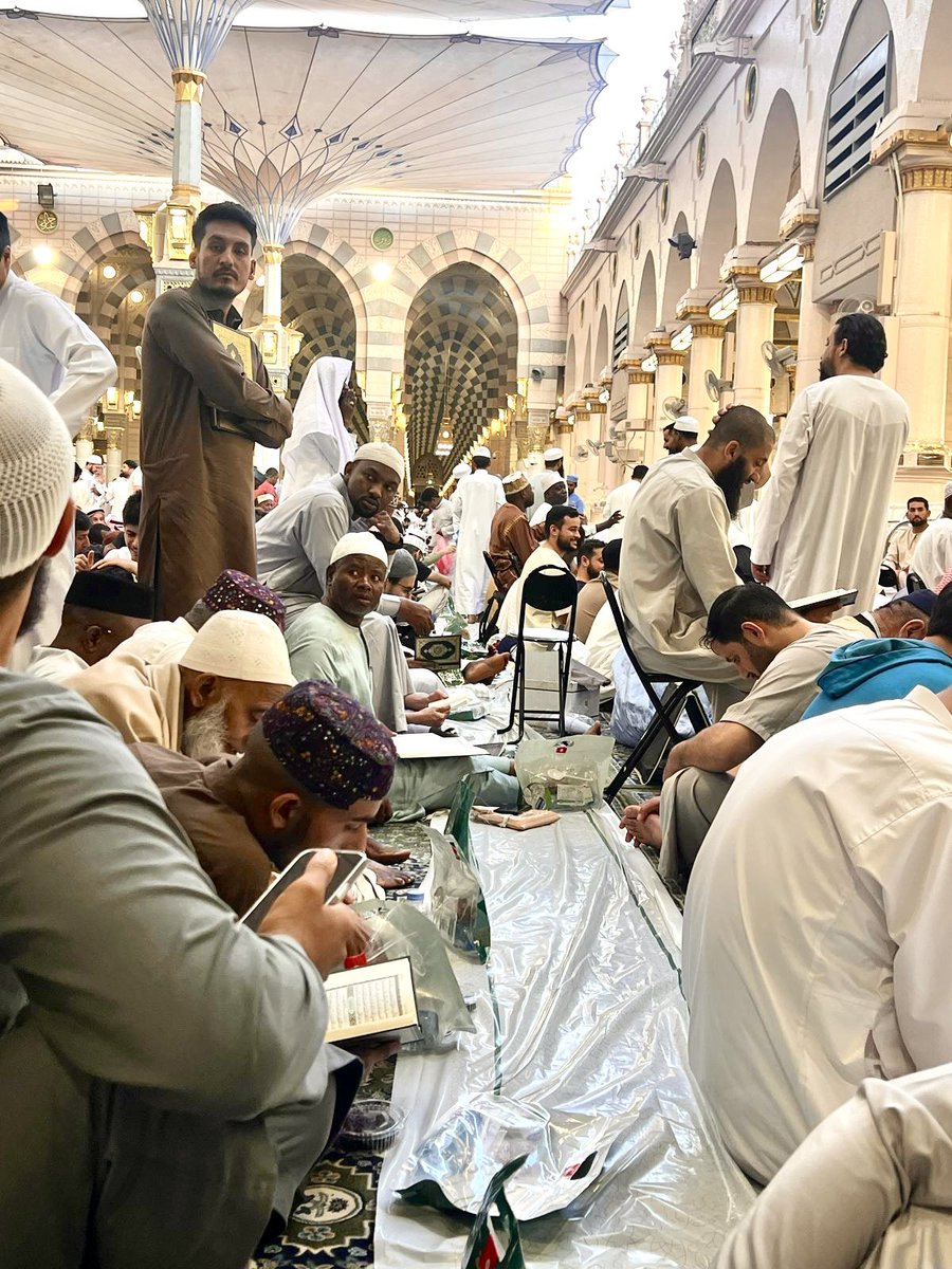 alkharboush1075's tweet photo. سفرة الشيخ عبدالله بن حمد #الخربوش إمام #المسجد_النبوي_الشريف رحمه الله
تُعَدُّ سفر الإفطار في رمضان بالمسجد النبوي الشريف من أبرز مظاهر التكافل الاجتماعي التي تُجسِّد روح الشهر الكريم، حيث يتجمع الصائمون من مختلف الجنسيات حول موائد الرحمن لتناول وجبة الإفطار في أجواء إيمانية https://t.co/WwdQ1sn2HD