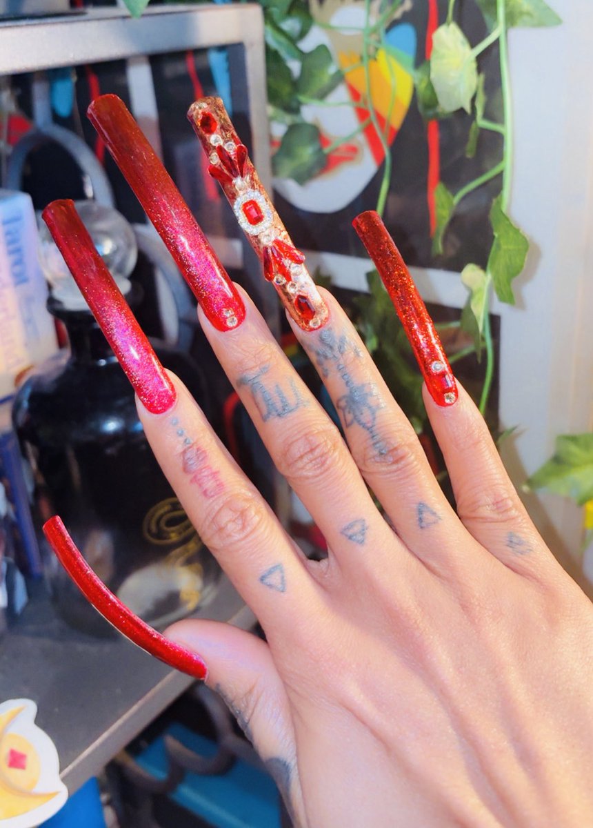 It’s been about a year and a half since I started doing my own nails…I’m getting pretty damn good at it
🥰😍💋💃🏽🌹🍒🌶️🩸❤️❣️