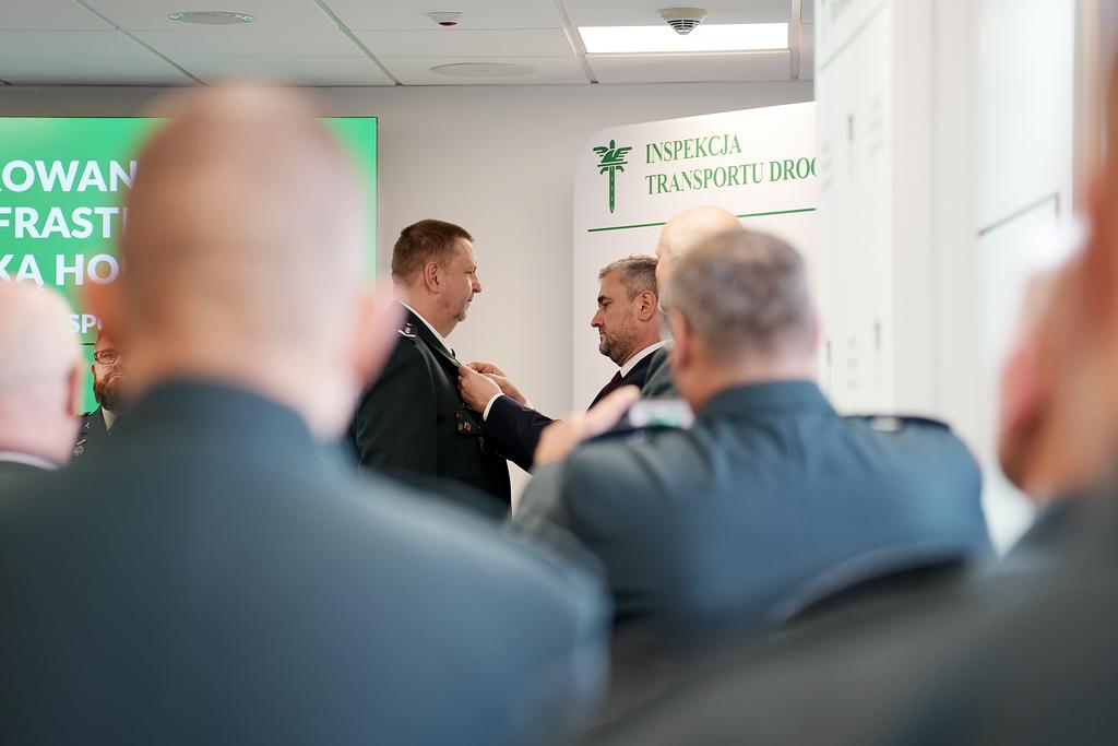 ITD (@itd_gov) on Twitter photo 🏅 Brązowym Krzyżem Zasługi oraz Medalami za Długoletnią Służbę, a także odznakami „Zasłużony dla transportu Rzeczypospolitej Polskiej” 🇵🇱 uhonorowani zostali pracownicy i inspektorzy Inspekcji Transportu Drogowego.
📝 gov.pl/web/gitd/urocz…
<a href="/prezydentpl/">Kancelaria Prezydenta RP</a> <a href="/MI_GOV_PL/">Ministerstwo Infrastruktury</a> <a href="/ITD_gov/">ITD</a> 🏅 Brązowym Krzyżem Zasługi oraz Medalami za Długoletnią Służbę, a także odznakami „Zasłużony dla transportu Rzeczypospolitej Polskiej” 🇵🇱 uhonorowani zostali pracownicy i inspektorzy Inspekcji Transportu Drogowego.
📝 gov.pl/web/gitd/urocz…
<a href="/prezydentpl/">Kancelaria Prezydenta RP</a> <a href="/MI_GOV_PL/">Ministerstwo Infrastruktury</a> <a href="/ITD_gov/">ITD</a>