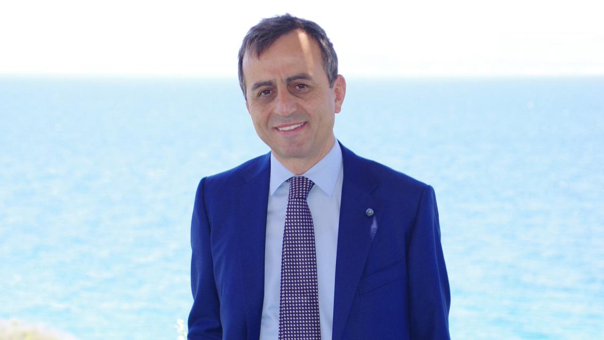 'Ekrem İmamoğlu'nun villacısı' olarak bilinen ve hakkında gözaltı kararı bulunan Ali Nuhoğlu, yanındaki 40 milyon TL ile kaçarken yakalandı.

tr.trthaber.com/1/c783e0cb