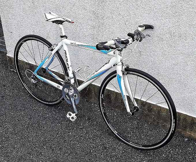 10年くらい前に乗ってた街乗りフラットバーロード。当時のティアグラフルセットだが、街なか程度ではこのブレーキでもそう困りはしなかった。変速はスパスパ決まるし、エントリーグレードの進化を実感した。最後の5アームクランクのデザインはけっこう気に入ってる。あえて肉抜き無しが個性的。 