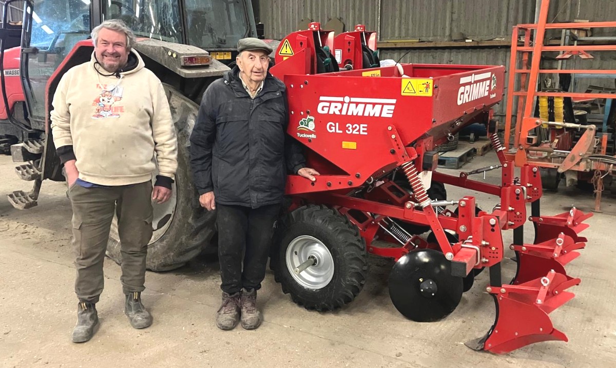 TuckwellGroup's tweet image. Last week, C .J. Bean &amp;amp; Sons welcomed their new Grimme GL 32E cup planter!

 #GrimmeGL32E #PotatoFarming #PrecisionFarming #AgricultureTechnology