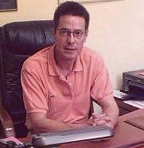 #Μιχος Ο Αντώνης Μανιάτης είναι ένα από τα πρόσωπα που βίαζε την 12χρονη. 
Αν και έχει καταδικαστεί πρωτόδικα κυκλοφορεί ελεύθερος. . Προσοχή λοιπόν στους γονείς σε ποια ιατρεία πηγαίνουν τα παιδιά τους!!
Μέχρι πρόσφατα είχε ανοιχτό ιατρείο και εξέταζε (το έσπασαν και έκλεισε).