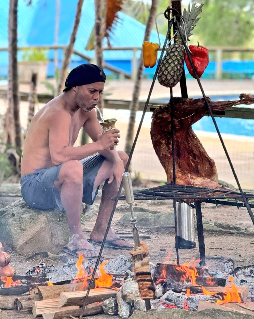 Barras_LATAM's tweet photo. Ronaldinho siempre representó lo que es la felicidad para los hombres https://t.co/Gjt1lGt6yq