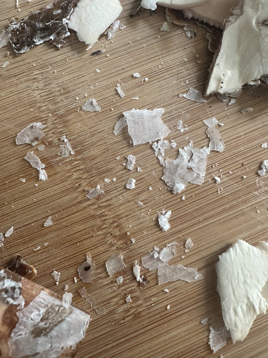Que alguien me explique por q hacen esto? Le ponen cera a la yuca!! para q??? Osea eso no es dañino? Obviamente uno la lava y todo bien pero igual…🙃