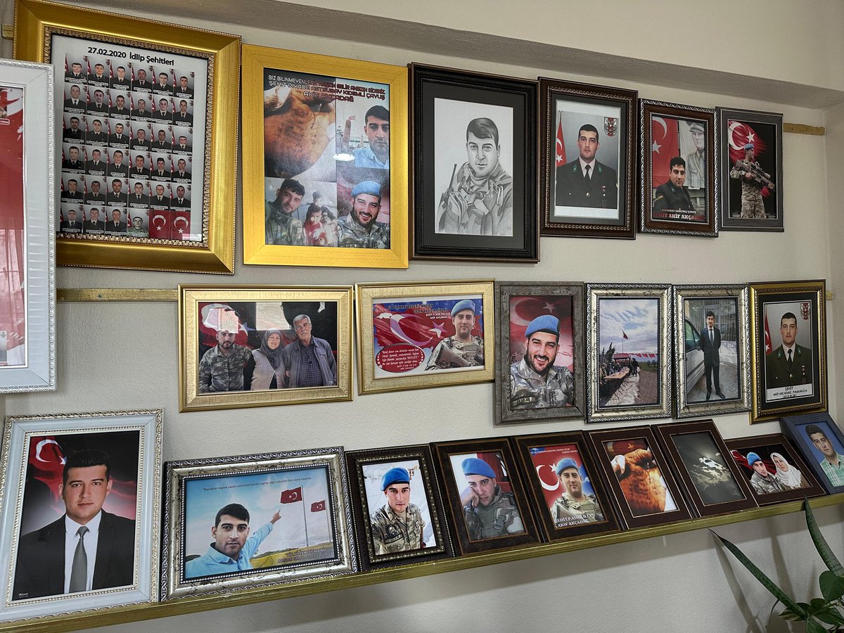 Şehit Astsubay Kıdemli Çavuş Akif AKÇADAĞ’ın kıymetli ailesini ziyaret ettik. Böyle yüce gönüllülük ve teslimiyet ancak bir şehitin anne babasında olabilir. Millet olarak onlara minnettarız 🇹🇷