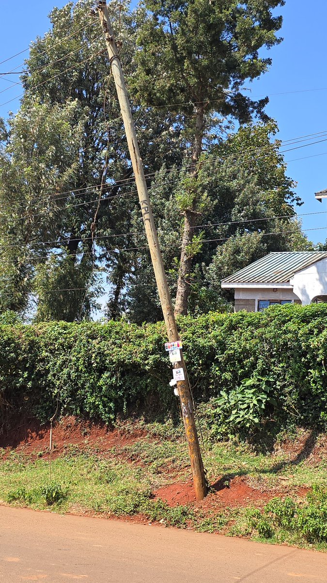 JoeMbauni's tweet photo. @KenyaPower_Care 
The ramshackling @KenyaPower post as in below photos pose a great hazard/danger  to the households under the power lines in the event it collapses! With the rains pouring at the moment, you guys should replace the same asap to avert the disaster in the waiting! https://t.co/gO6WgYaLrM