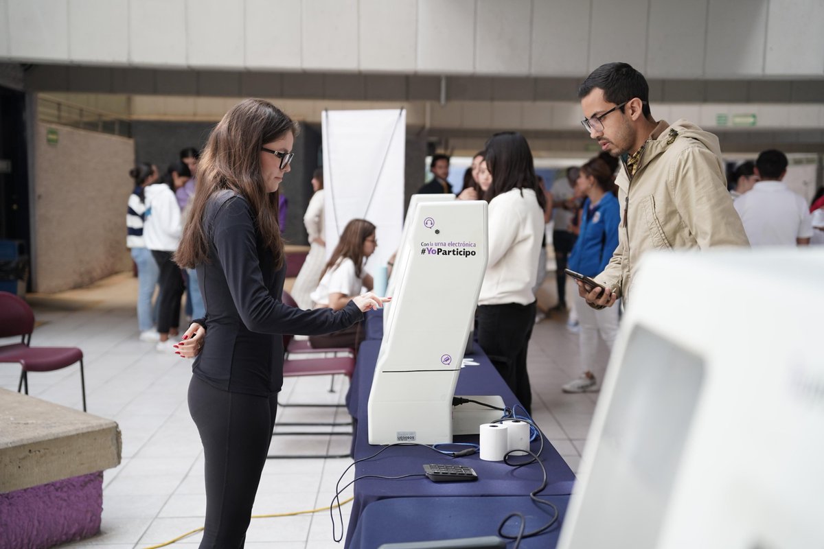 iepcjalisco's tweet photo. ✨🏫 ¡La democracia también se vive en las aulas!
🗳️ El @iepcjalisco participa en el Proceso Electoral Estudiantil 2025 de la @UNIVA_GDL con el préstamo de seis urnas electrónicas, permitiendo que los jóvenes ejercieran su voto de manera ágil y segura. ✅
#TuVozEsElPoder https://t.co/609qMcvuZF