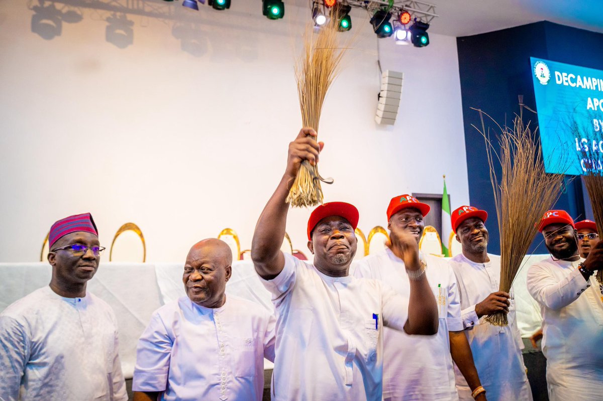 VShadowRise's tweet photo. BREAKING: Edo Gov. Sen. Monday Okpebholo welcomes 17 Acting Council Chairmen from PDP to APC, alongside thousands of supporters. He assures inclusivity, marking a major boost for APC and Tinubu’s Renewed Hope Agenda.
#ANewEdoHasRisen #EdoIsAPC #RenewedHope https://t.co/k3fwAUq9mI
