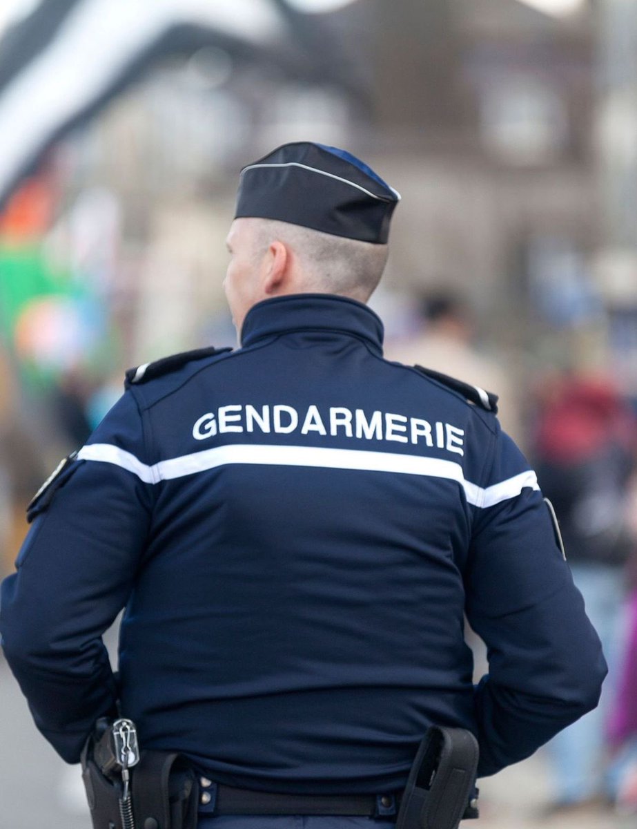 Ivbx_v's tweet photo. @LeBouseuh Plus tu grandi, plus c’est différents: 
Les gendarmes  Vs Les gendarmes 
étant petits.             quand t’es grands https://t.co/rG8ApU9dNl