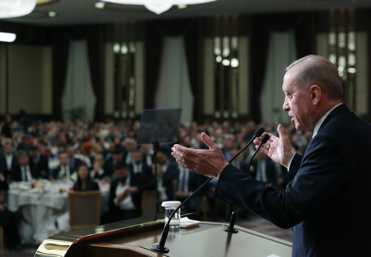 Akparti's tweet photo. Cumhurbaşkanımız Recep Tayyip Erdoğan, Beştepe Millet Sergi Salonu'nda düzenlenen iftar programında çiftçilerle bir araya geldi. https://t.co/HnggwiP3Cv