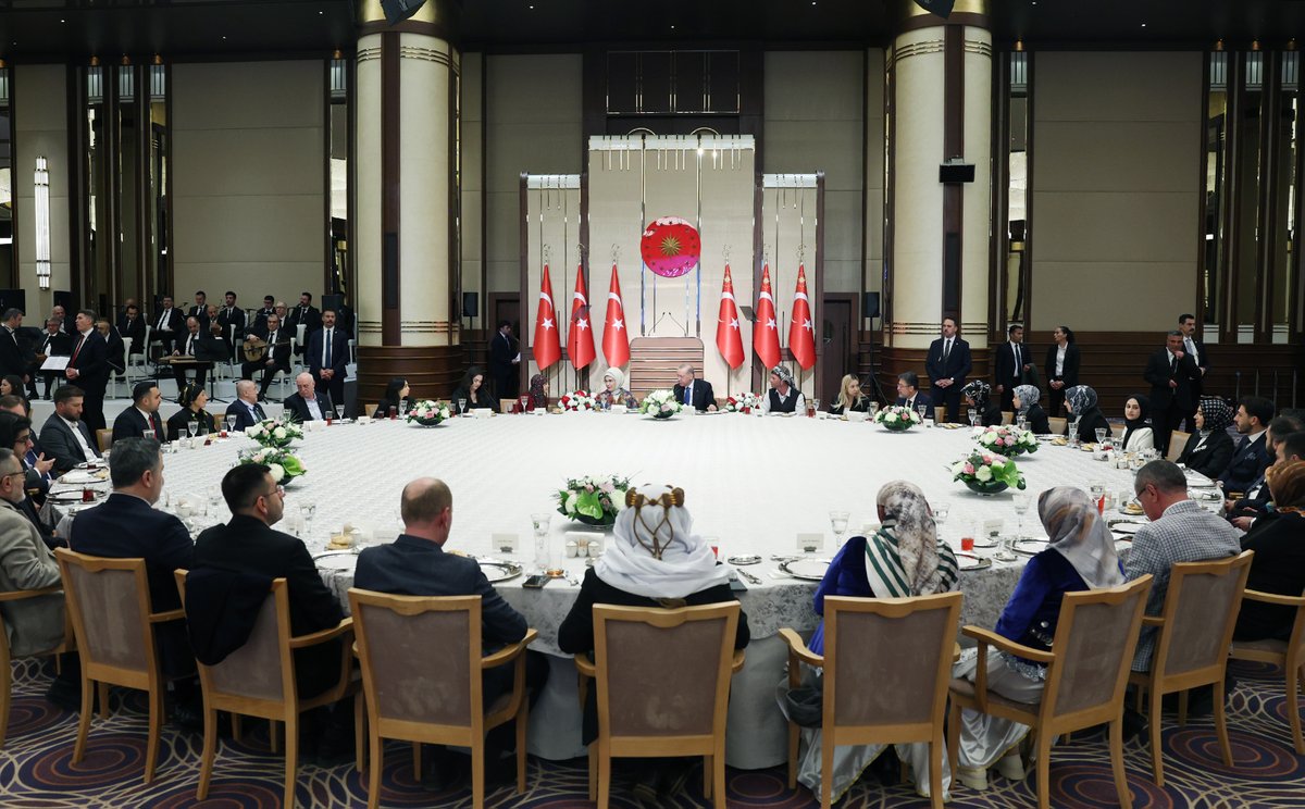 Akparti's tweet photo. Cumhurbaşkanımız Recep Tayyip Erdoğan, Beştepe Millet Sergi Salonu'nda düzenlenen iftar programında çiftçilerle bir araya geldi. https://t.co/HnggwiP3Cv