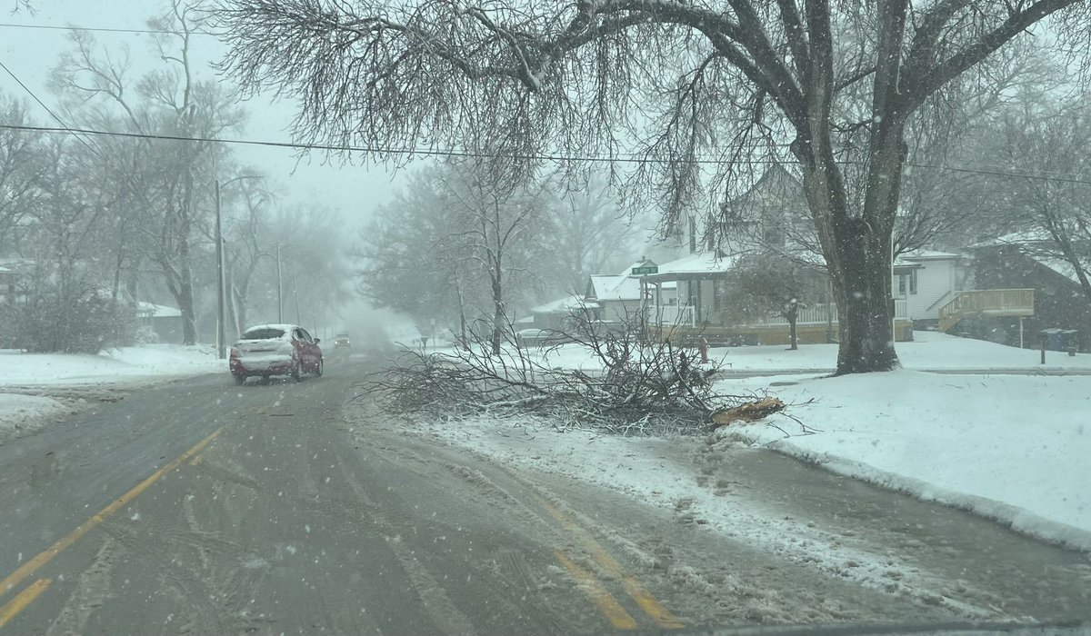 DaniShenk1011's tweet image. On my drive to work down Holdrege Street in #LNK I saw..
1 fallen tree limb (just before 69th)
2 intersections with traffic lights out (at Cotner & 48th)
And multiple slushy intersections, especially on side roads
Be careful out there!