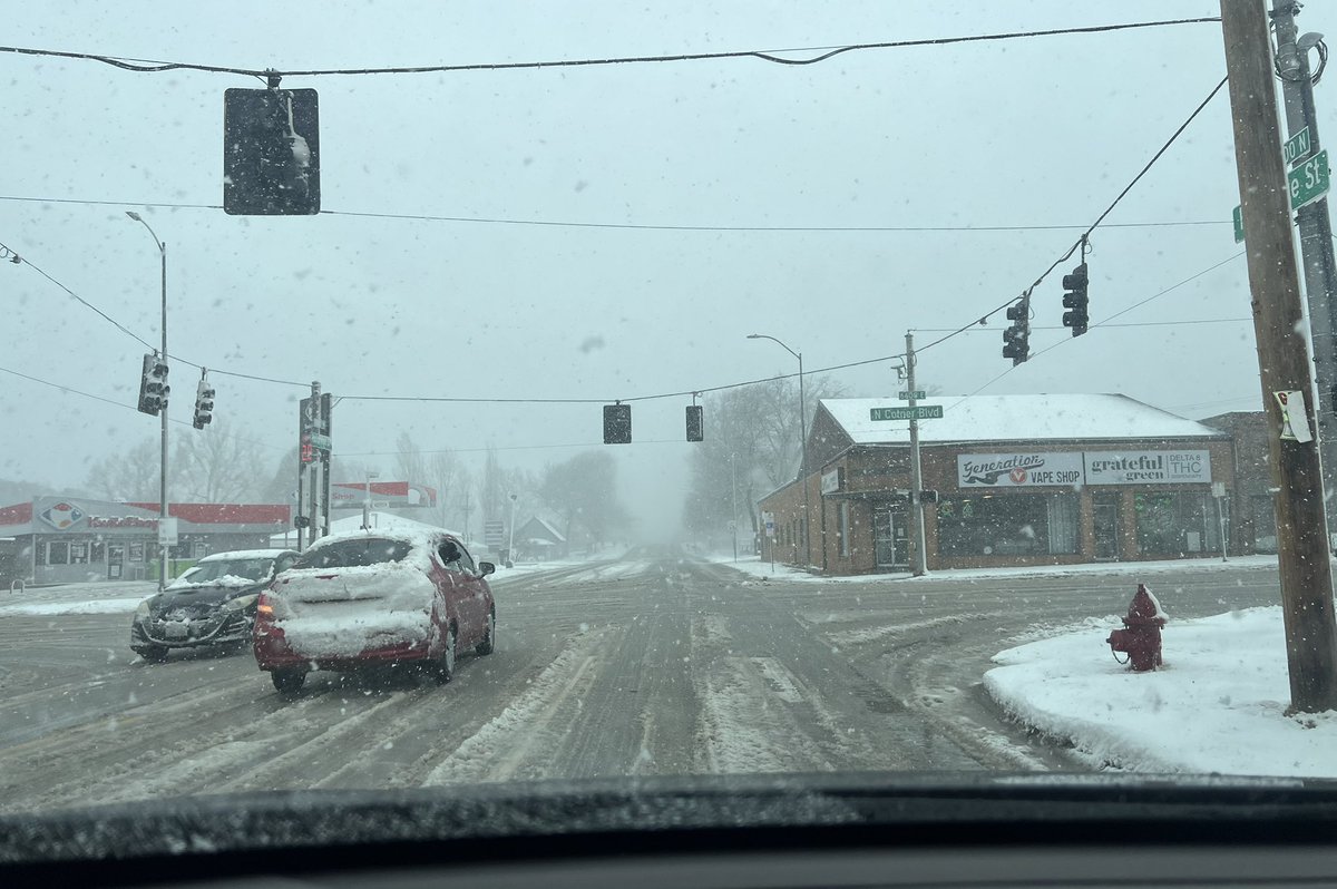 DaniShenk1011's tweet image. On my drive to work down Holdrege Street in #LNK I saw..
1 fallen tree limb (just before 69th)
2 intersections with traffic lights out (at Cotner & 48th)
And multiple slushy intersections, especially on side roads
Be careful out there!