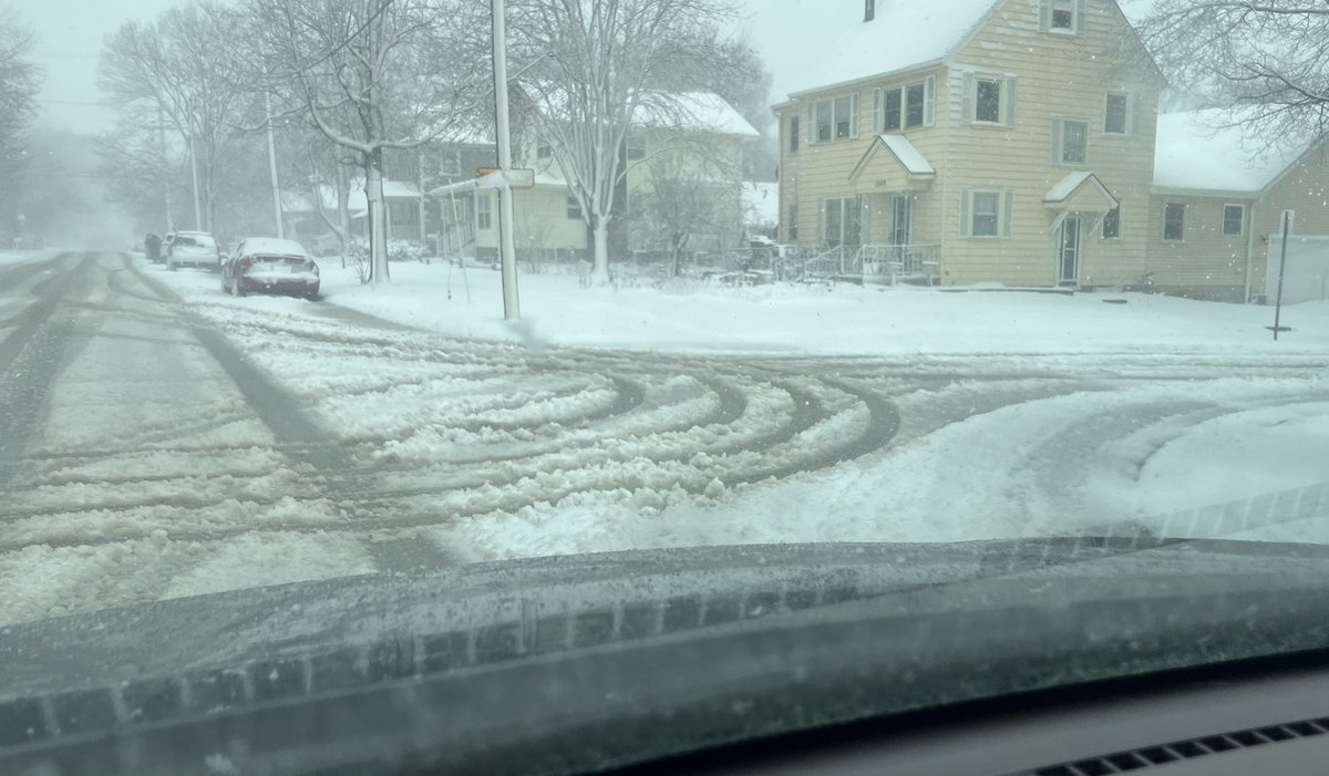 DaniShenk1011's tweet image. On my drive to work down Holdrege Street in #LNK I saw..
1 fallen tree limb (just before 69th)
2 intersections with traffic lights out (at Cotner & 48th)
And multiple slushy intersections, especially on side roads
Be careful out there!