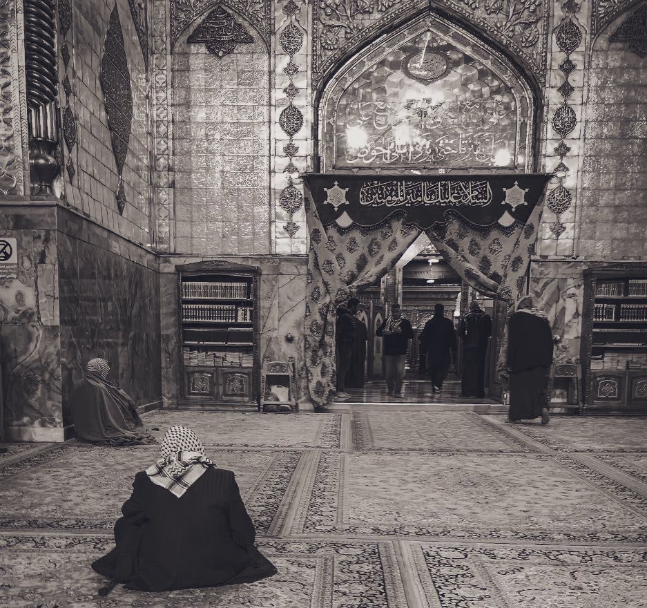 "أتيتُك الليلة بما تبقى مني .. 
مُتكئ بكُلِ ثُقلي على بابِك يا علي".
😭💔
#ليلة_19_رمضان 
#ليله_القدر_خير_من_الف_شهر 
#ليلة_القدر