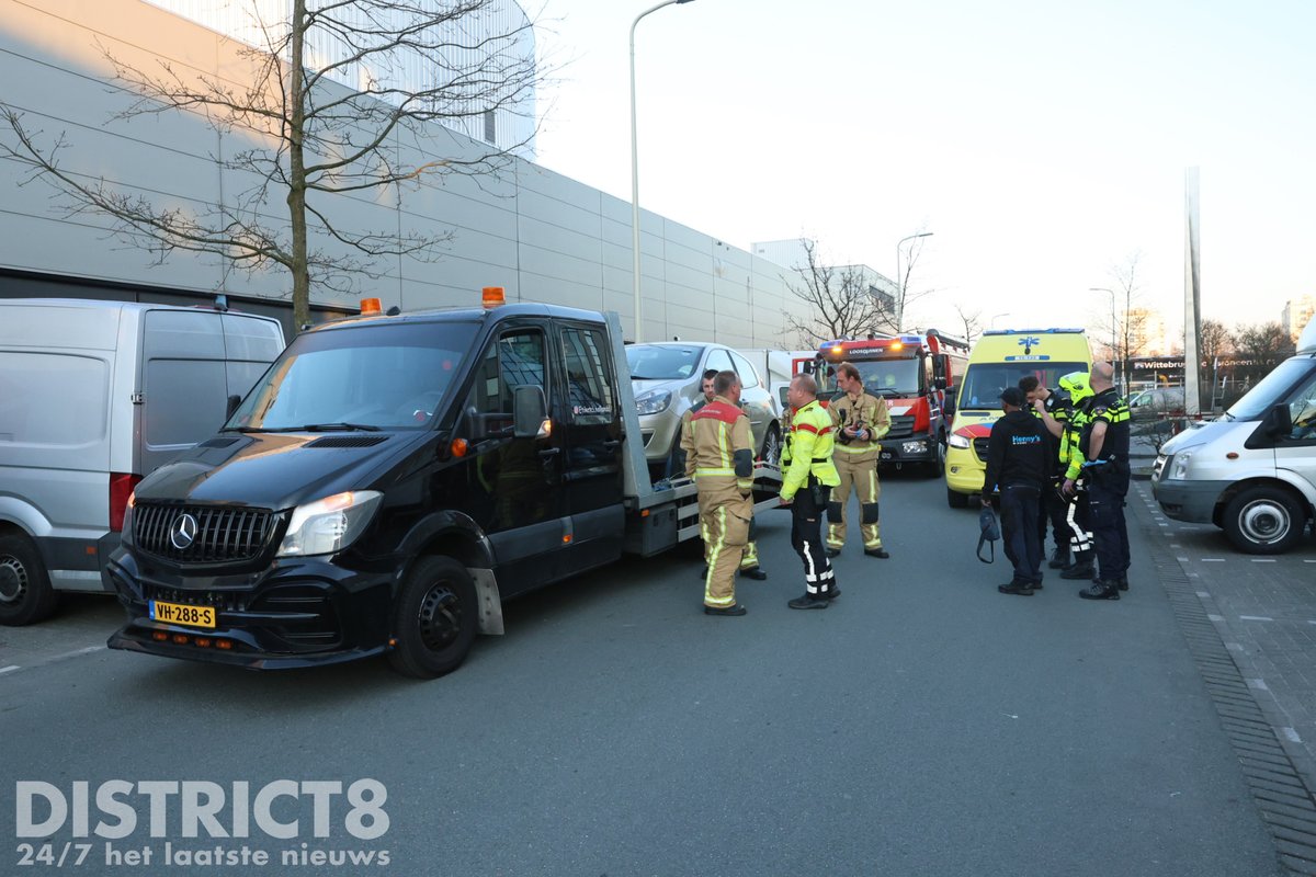 Man met hand bekneld onder wiel van auto in Den Haag