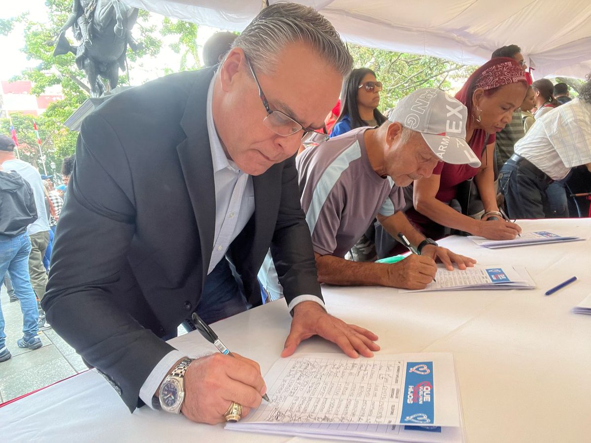 Fiodar Acosta, diputado a la Asamblea Nacional y jefe del bloque parlamentario del Edo. Anzoátegui, firma en apoyo a los migrantes venezolanos secuestrados por el Gob. de los EEUU y enviados sin el debido proceso a los Campos de Concentración de Nayib Bukele.

#ComandoHugoChávez