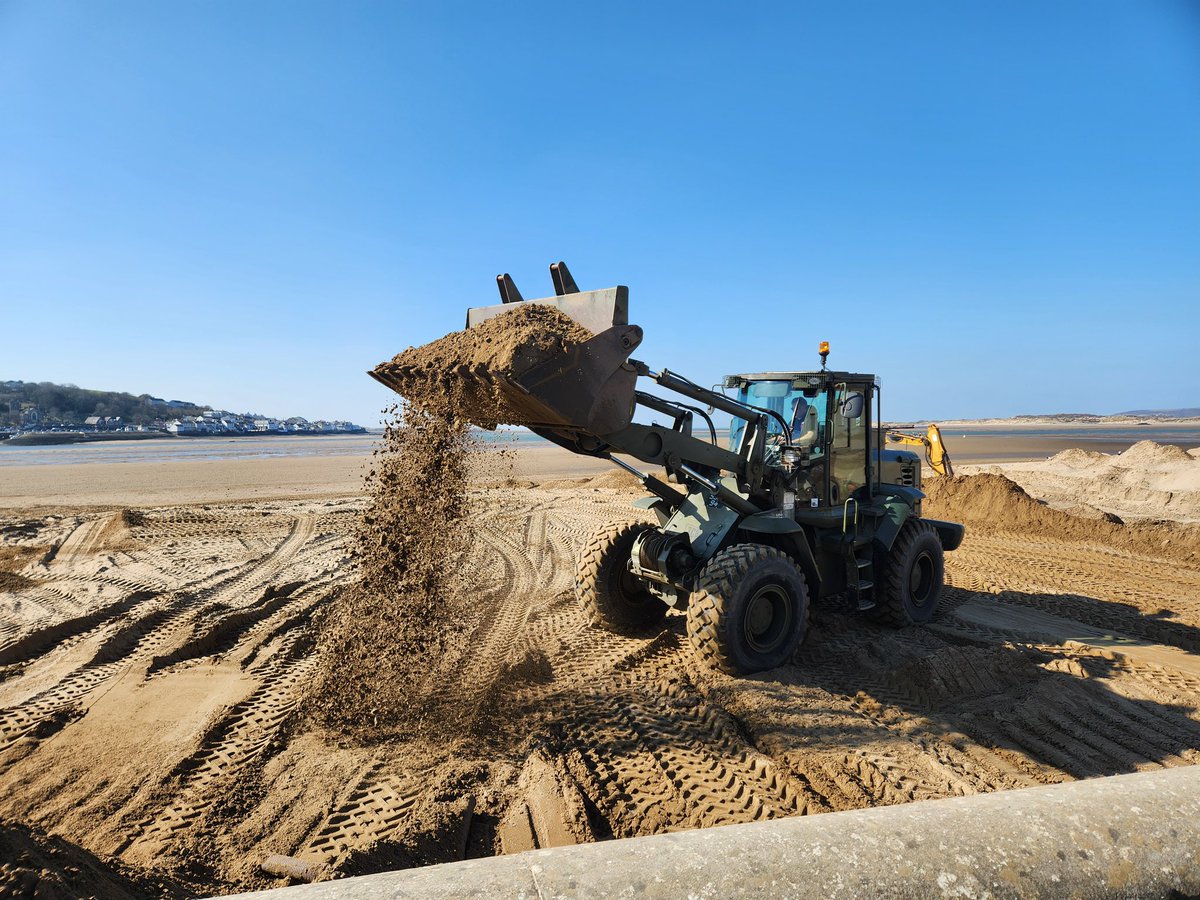 This week 11 Sqn supported Instow Parish Council to clear the excess sand and debris found along Instow’s sea wall. 

A harsh winter with repeated storms saw the main road closed frequently due to this large build up of sand…but was nothing our <a href="/JCBmachines/">JCB</a> couldn’t move 💪🏼