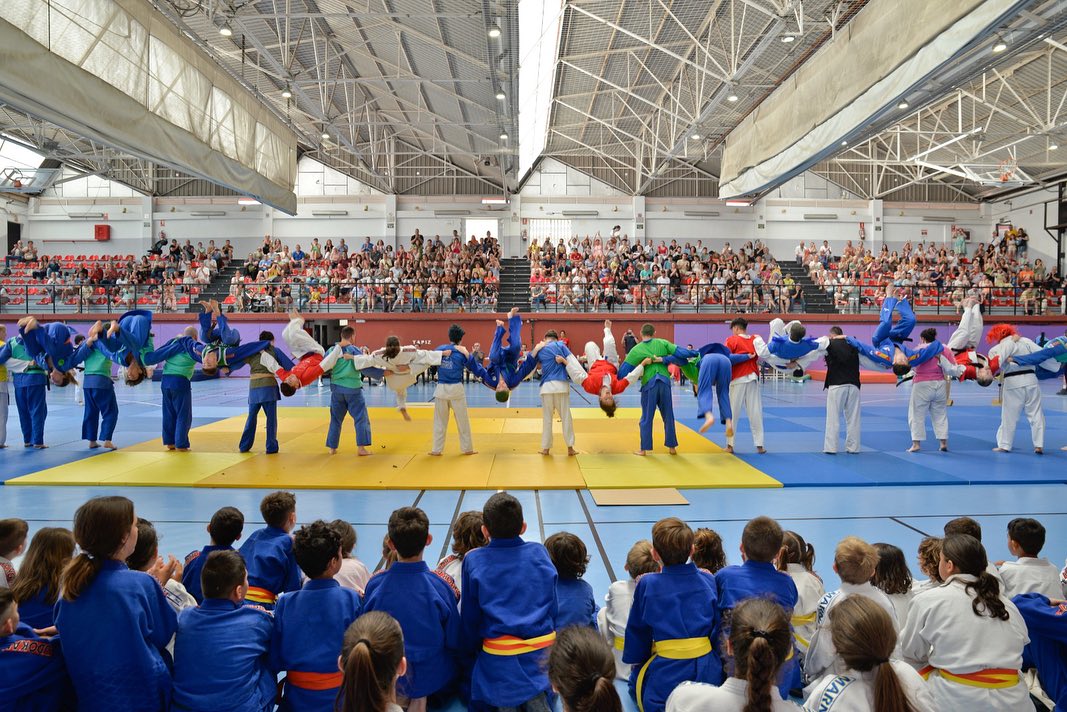 Judokan Alboraya (@judokanalboraya) on Twitter photo Síguenos en nuestras redes sociales para no perderte ninguna competición, exhibición y eventos relacionados con el #judo.
¿Quieres hacer judo? 📍 Te esperamos en #Alboraya (#Valencia)
Somos #JudokanAlboraya 💪🥋
<a href="/ayto_alboraya/">Ajuntament d'Alboraia</a> <a href="/JudoCV/">Fed. Valenciana de Judo y D.A.</a> <a href="/rfejyda/">R.F.E.J.Y.D.A.</a> <a href="/Judo/">Judo</a>
linktr.ee/judokanalboraya Síguenos en nuestras redes sociales para no perderte ninguna competición, exhibición y eventos relacionados con el #judo.
¿Quieres hacer judo? 📍 Te esperamos en #Alboraya (#Valencia)
Somos #JudokanAlboraya 💪🥋
<a href="/ayto_alboraya/">Ajuntament d'Alboraia</a> <a href="/JudoCV/">Fed. Valenciana de Judo y D.A.</a> <a href="/rfejyda/">R.F.E.J.Y.D.A.</a> <a href="/Judo/">Judo</a>
linktr.ee/judokanalboraya