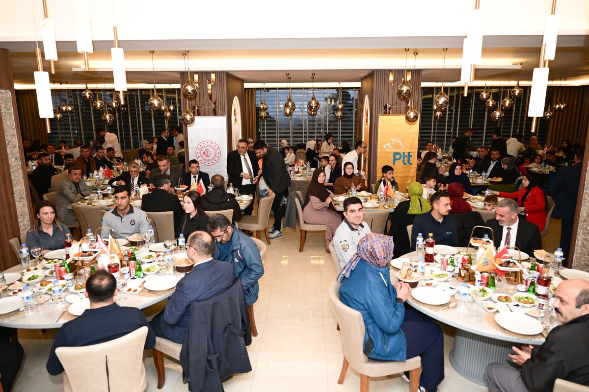 On bir ayın sultanı Ramazan-ı Şerif vesilesiyle Kilis ve Diyarbakır’da düzenlenen iftar programları kapsamında kıymetli çalışma arkadaşlarımla bir araya gelmenin mutluluğunu yaşadık.

Yardımlaşmanın, kardeşliğin ve dayanışmanın en güzel örneklerinin sergilendiği Ramazan ayının