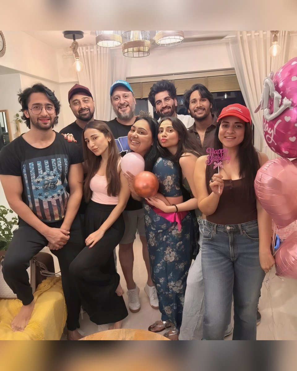 ritu0174's tweet photo. About Last Night 🤎🧡
Shaheer Alongwith Heli Daruwala, Zara Khan And Other Friends Attended Pooja Singh Gujral's Birthday Party 🎊🤩
#HeliDaruwala #ZaraKhan #PoojaSinghGujral #BirthdayParty #FriendsMeet #PartyAllNight #LoveAndRespect
@Shaheer_S ♥️
#GodBlessYou #ShaheerSheikh https://t.co/7VffQnbQOS