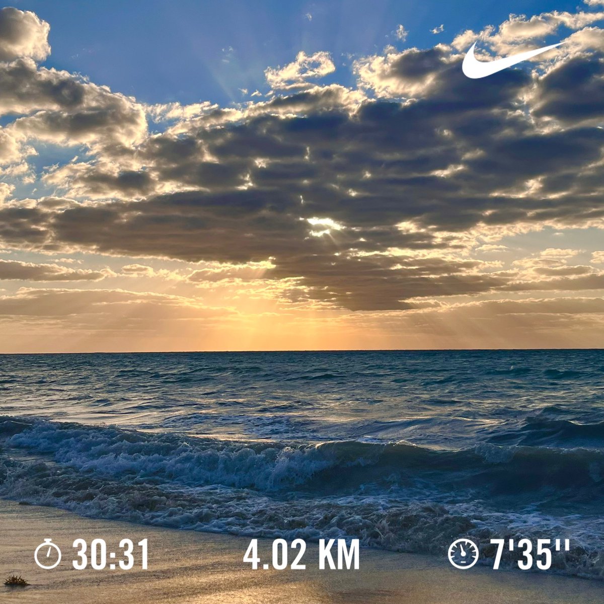 Endorphjunkie's tweet photo. Repetimos dosis, paso por la 5a. Av. y la playita, corrí 4.02 km + pushups + nadada caribeña #oldschool #endorphinejunkie #horafeliz #paquete https://t.co/HbTVU2yte7